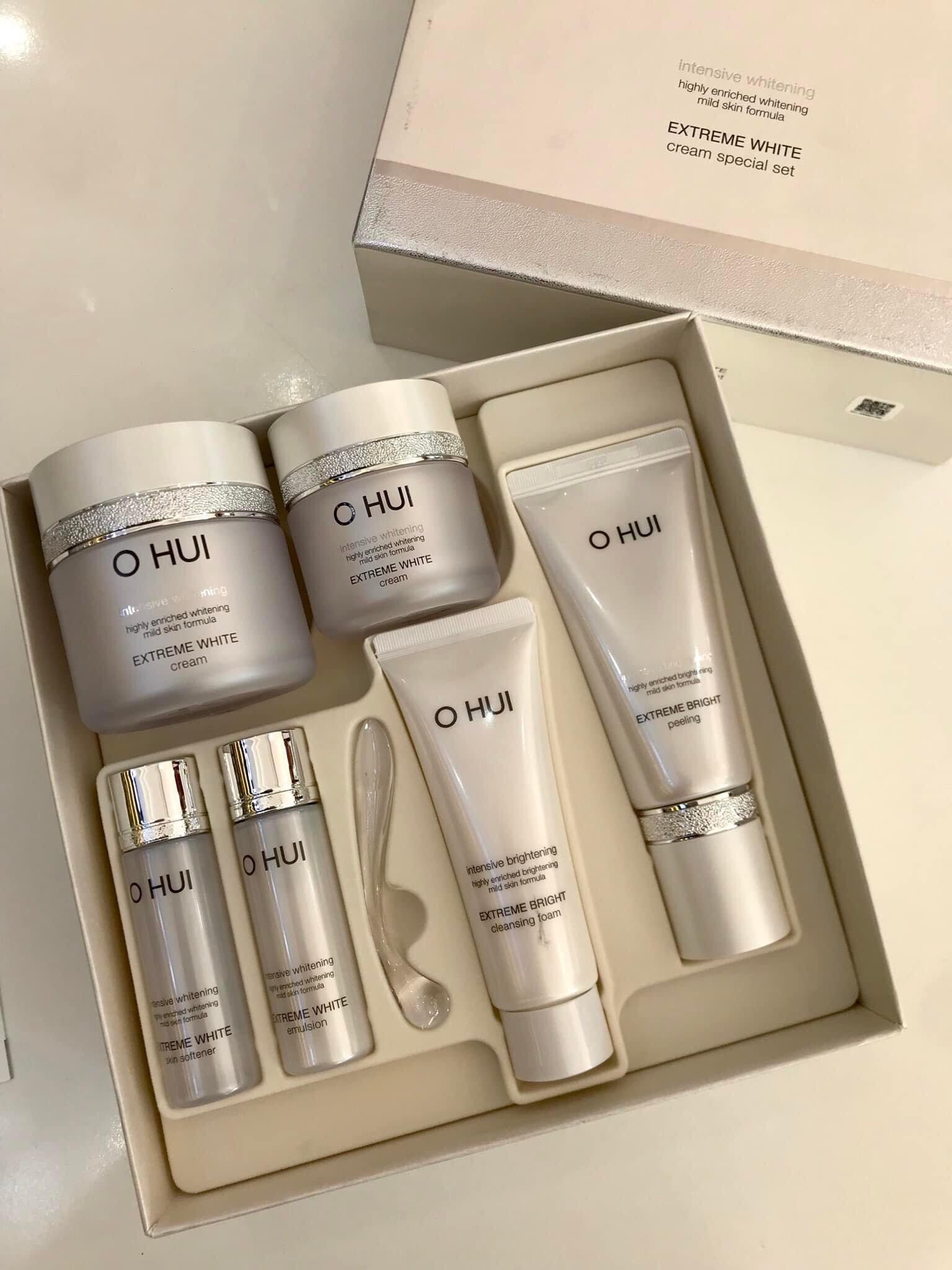 Set kem duõng trắng với thành phần Snow Vitamin TM cô đặc , mang lại làm da khác biệt qua từng ngày